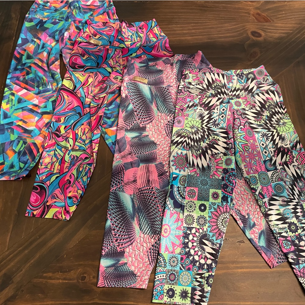 Kast. Athleisure Capri Leggings. Multi color. Small.